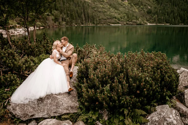 Incrível Jovem Casal Noiva Noivo Posando Lago Morskie Oko Nas — Fotografia de Stock