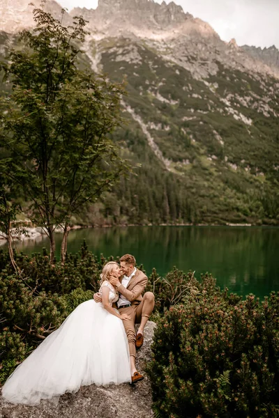 Fantastiska Unga Par Brud Och Brudgum Poserar Sjön Morskie Oko — Stockfoto