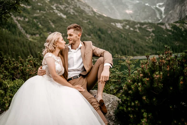 Retrato Noiva Jovem Incrível Noivo Lago Morskie Oko Nas Montanhas — Fotografia de Stock