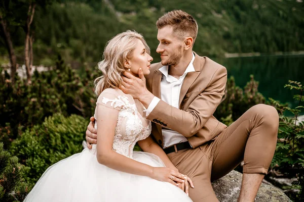 Retrato Noiva Jovem Incrível Noivo Lago Morskie Oko Nas Montanhas — Fotografia de Stock