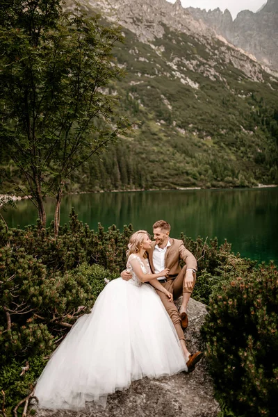 Amazing Young Couple Bride Groom Posing Lake Morskie Oko Tatra — Stock Photo, Image