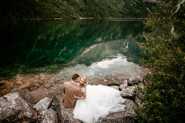 Incrível Jovem Casal Amantes Lago Morskie Oko Nas Montanhas Tatra — Fotografia de Stock