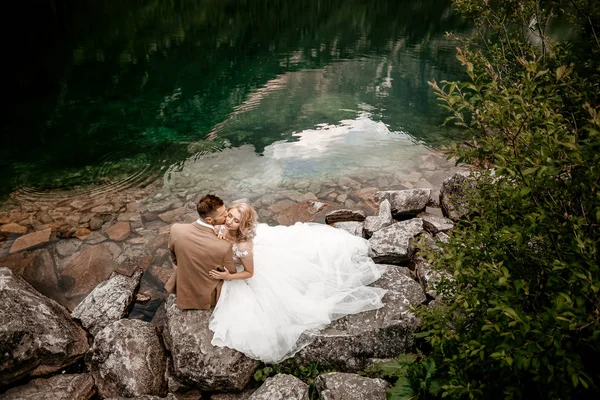 Incrível Jovem Casal Amantes Lago Morskie Oko Nas Montanhas Tatra — Fotografia de Stock