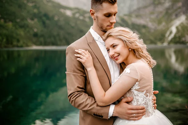 Retrato Noiva Jovem Incrível Noivo Lago Morskie Oko Nas Montanhas — Fotografia de Stock