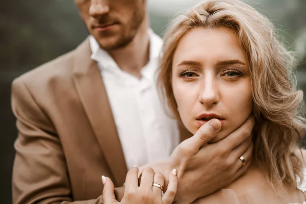 Genç gelin ve damadın yakın portresi, romantik bir geçmişi var.
