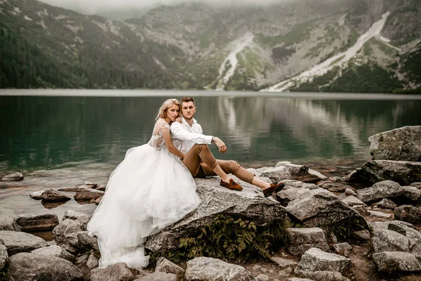 Noiva Jovem Bonita Noivo Lago Morskie Oko Nas Montanhas Tatra — Fotografia de Stock