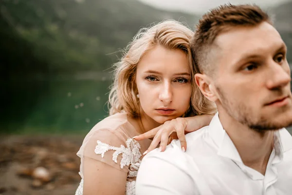 Retrato Noiva Jovem Incrível Noivo Lago Morskie Oko Nas Montanhas — Fotografia de Stock