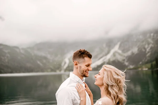 Noiva Jovem Bonita Noivo Lago Morskie Oko Nas Montanhas Tatra — Fotografia de Stock