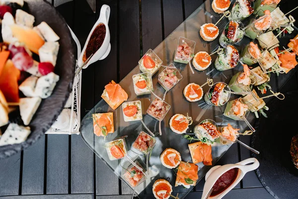 Bovenaanzicht Van Diverse Snacks Hapjes Glazen Cateringtafel — Stockfoto