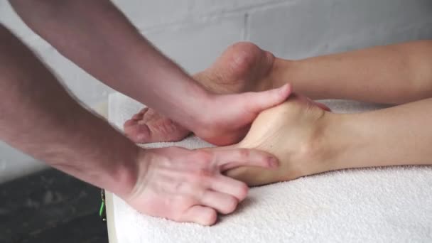 Foot massage close up. male masseur massages the foot girls — Stock Video