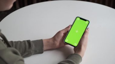 Yeşil ekranlı cep telefonu. Cep telefonunda krom anahtar var..  