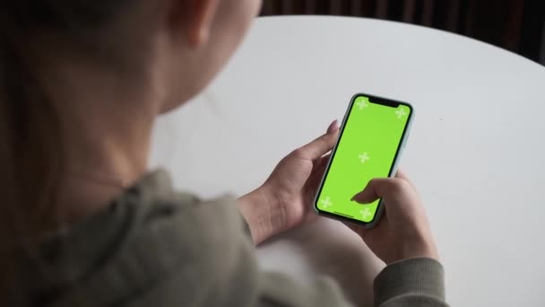 Mobiltelefon med grön skärm på nära håll. Chroma nyckel på mobilen. — Stockvideo