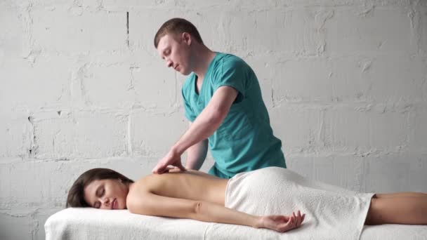 Ung massör gör tillbaka Massage mörk ung flicka. Massage skolios. Flicka får njutning av en avslappnande ryggmassage — Stockvideo