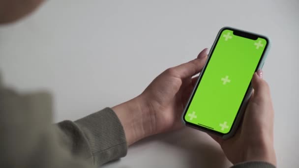 Teléfono móvil con pantalla verde de cerca. Tecla de croma en el teléfono celular . — Vídeo de stock