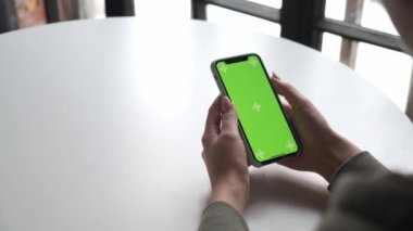 Yeşil ekranlı cep telefonu. Cep telefonunda krom anahtar var..  