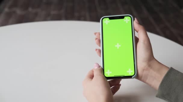 Teléfono móvil con pantalla verde de cerca. Tecla de croma en el teléfono celular . — Vídeo de stock