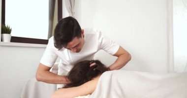 İspanyol kafa masajı. Spa salonundaki masaj terapisti için rahatlatıcı bir masaj.