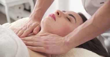 İspanyol kafa masajı. Spa salonundaki masaj terapisti için rahatlatıcı bir masaj.