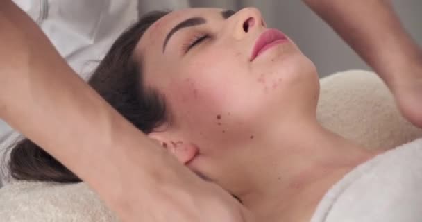 Spanyol fejmasszázs. relaxációs masszázs arcmasszázs Masszázs terapeuta a Spa szalonban — Stock videók