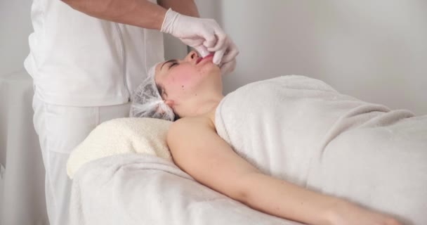 Kosmetolog provádí bukální masáž pacientových obličejových svalů. — Stock video