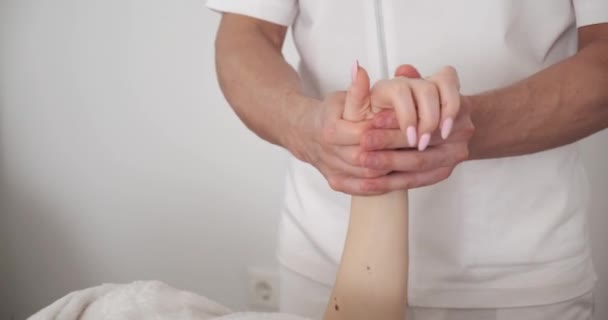 Masajista haciendo masaje en el salón de Spa una chica joven. masaje de los dedos primer plano — Vídeos de Stock