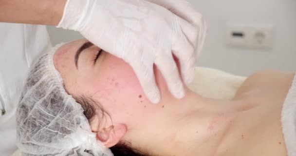 Cosmetologist faz uma massagem bucal dos músculos faciais do paciente . — Vídeo de Stock