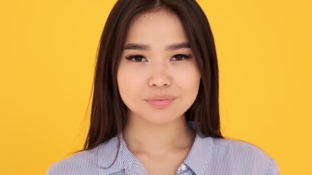 Genç Asyalı kız gülümsüyor ve kameraya yakından bakıyor.. — Stok video