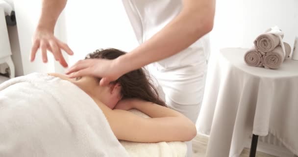 Masaje de cabeza español. masaje relajante para la cara Masajista terapeuta en el salón de Spa — Vídeos de Stock