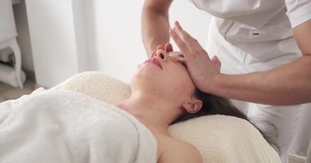 Spansk huvudmassage. avslappnande massage för ansiktet Massageterapeut på Spa salong — Stockvideo