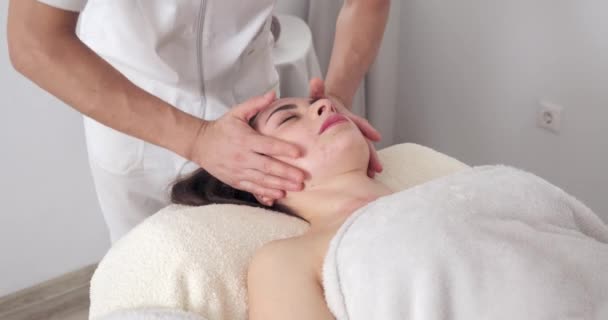 Massage de tête espagnol. massage relaxant pour le visage Massothérapeute au Spa salon — Video