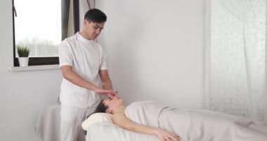 İspanyol kafa masajı. Spa salonundaki masaj terapisti için rahatlatıcı bir masaj.