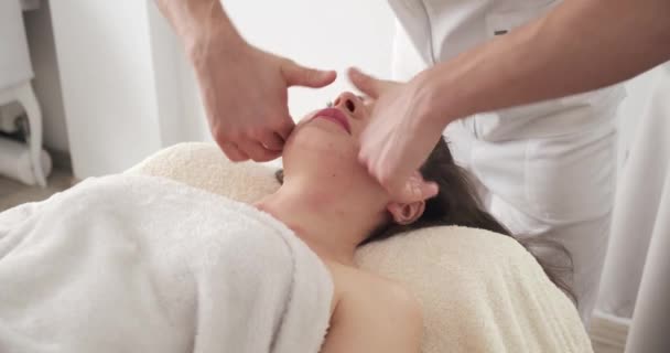 Pijat kepala Spanyol. pijat santai untuk wajah terapis pijat di salon Spa — Stok Video