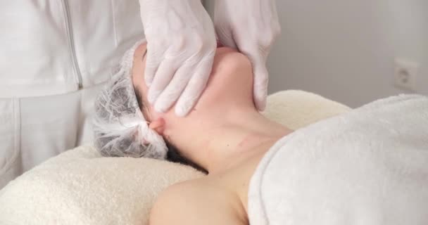 Cosmetólogo hace un masaje bucal de los músculos faciales del paciente . — Vídeos de Stock