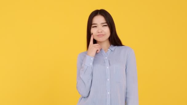 아시아 소녀는 생각하고 선택을 한다. 선택의 크기의 개념 — 비디오
