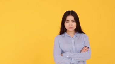 Genç Asyalı kız gülümseme maskesi takmak için gülümseyen eller gösteriyor.
