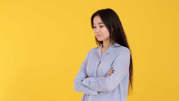 Menina jovem fundo amarelo. negação da emoção. desacordo de gesto, descontentamento — Vídeo de Stock