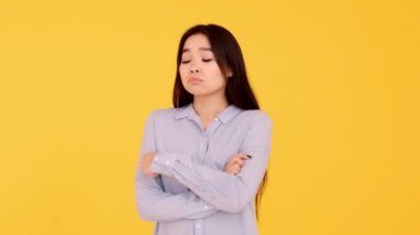 Sarı arka planda Asyalı genç bir kızı gücendirdim. Boşluğu kopyala