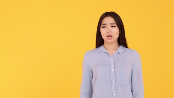 Awkward girl, the woman asks forgiveness and apologizes, looking at the camera — Stock Video