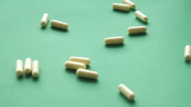 étrend-kiegészítők tabletták alá zöld háttér lassított videó tabletta