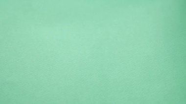 Yavaş çekim hapları yeşil arka plana düşüyor. İlaç takviyeleri yakın plan.