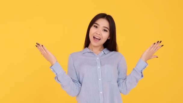 Diferentes emociones Asiáticas chicas sobre un fondo amarillo  . — Vídeos de Stock