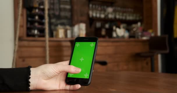 Teléfono primer plano de pantalla verde deslizar. croma clave bar móvil cafetería fondo — Vídeos de Stock