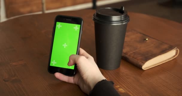 Telefon yakın çekim yeşil ekran kaydırma. Krom anahtarlı mobil bar kahve dükkanı geçmişi — Stok video