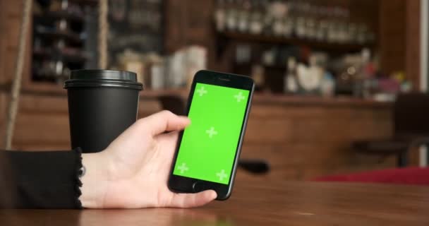 Телефон крупным планом зеленый экран. хрома ключ мобильный бар кофейня фоне — стоковое видео