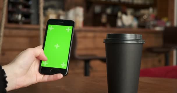 Teléfono primer plano de pantalla verde deslizar. croma clave bar móvil cafetería fondo — Vídeos de Stock