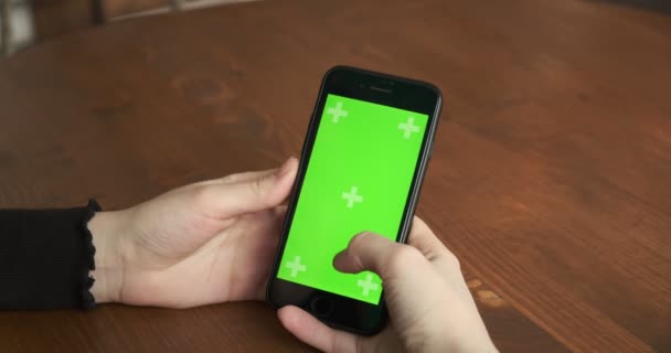Teléfono primer plano de pantalla verde deslizar. croma clave bar móvil cafetería fondo — Vídeos de Stock