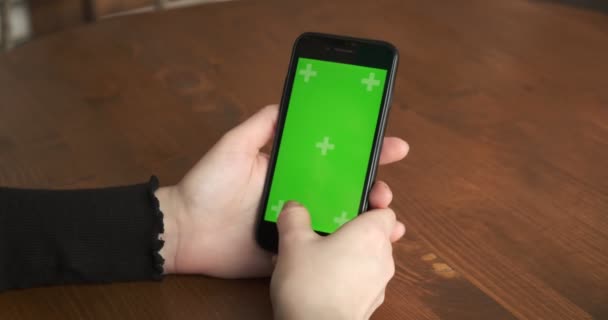 Teléfono primer plano de pantalla verde deslizar. croma clave bar móvil cafetería fondo — Vídeo de stock