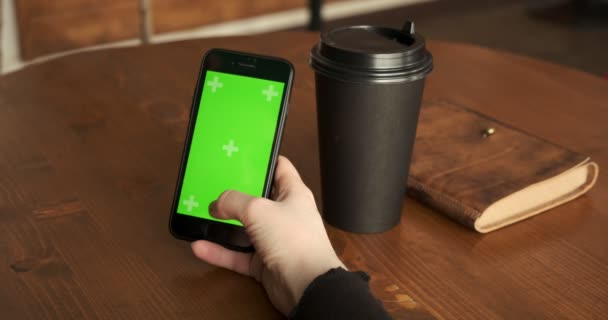 Телефон крупным планом зеленый экран. хрома ключ мобильный бар кофейня фоне — стоковое видео