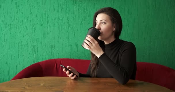 Teléfono primer plano de pantalla verde deslizar. croma clave bar móvil cafetería fondo — Vídeo de stock