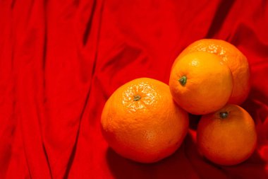 Kırmızı kumaşa portakal ve altın, Çin Yeni Yılı